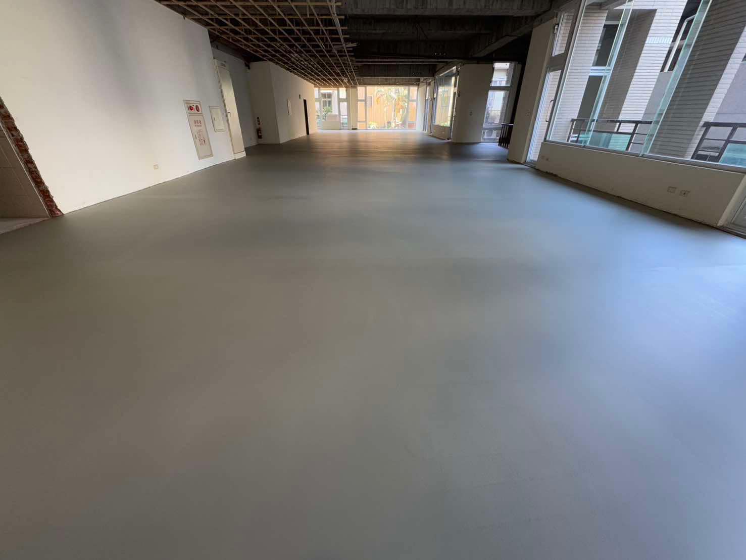 台南知名服飾店 FRP-EPOXY 消光強化地坪 數量360m2 